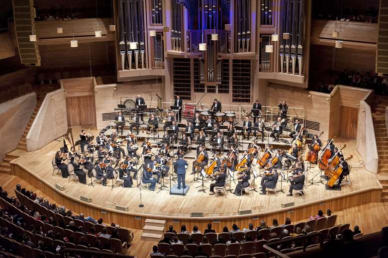 Smbatyan conducting the Malta Philharmonic Orchestra at the Moscow International House of Music ©Joe Smith