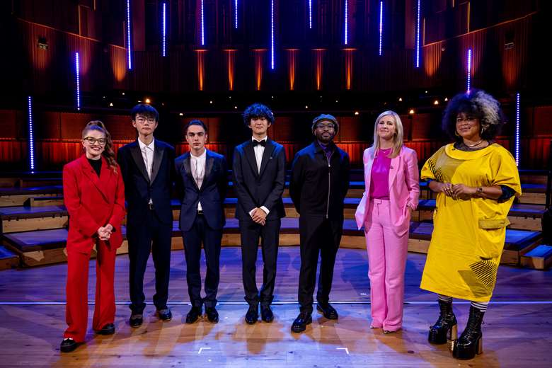 (L-R) Presenter Jess Gillam alongside finalists Jacky Zhang and Shlomi Shahaf, BBCYM 2024 winner Ryan Wang and judges Alexis Ffrench, Alison Balsom and Hannah Catherine Jones ©BBC/Betsan Evans